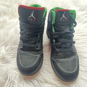 Jordan 1 Mid Big Kids size 6
